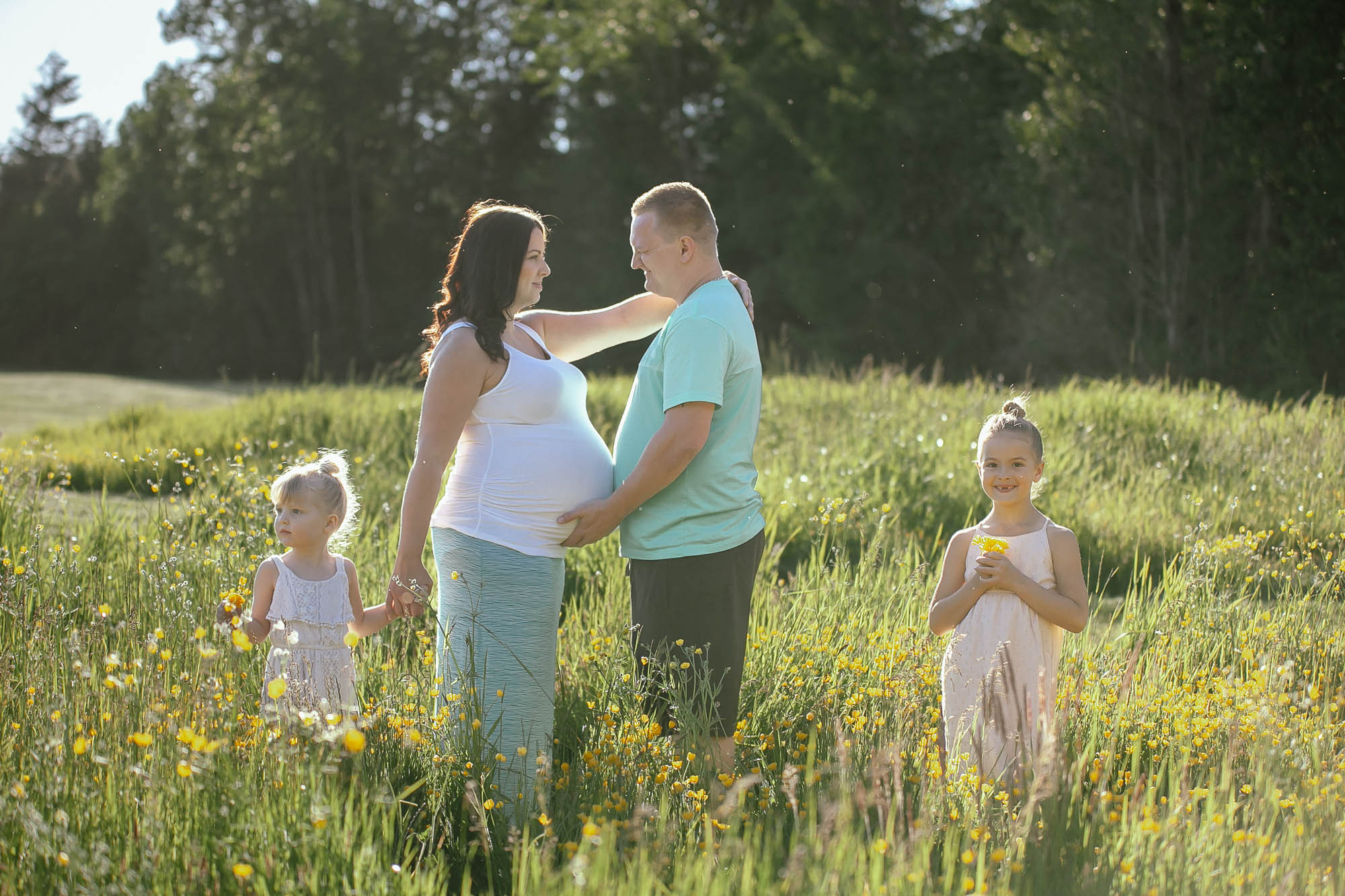 Maternity session with a family of 4 in Langley field. 